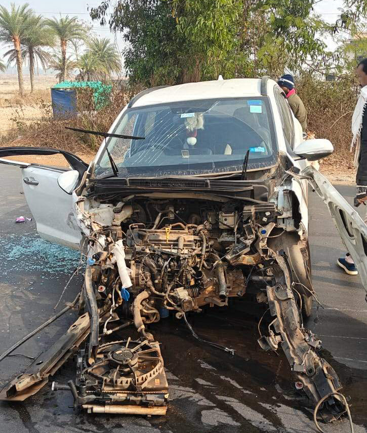 रफ्तार कार खड़े टिप्पर से टकराई, बड़ा हादसा टला