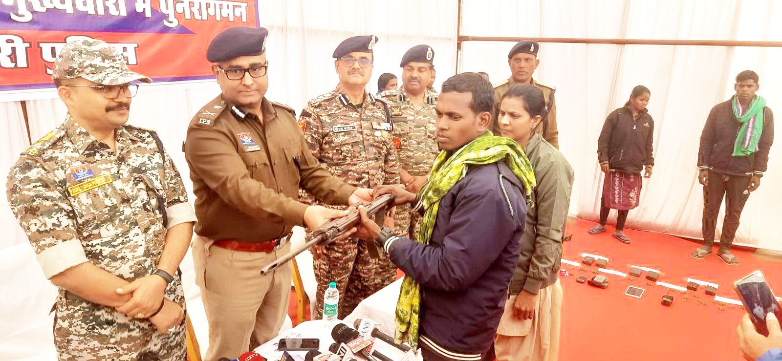 धमतरी में 47 लाख के इनामी 9 हार्डकोर नक्सलियों का समर्पण