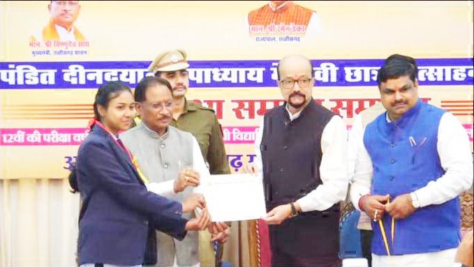 डेका-साय ने 10-12वीं के 239 विद्यार्थियों को किया सम्मानित 