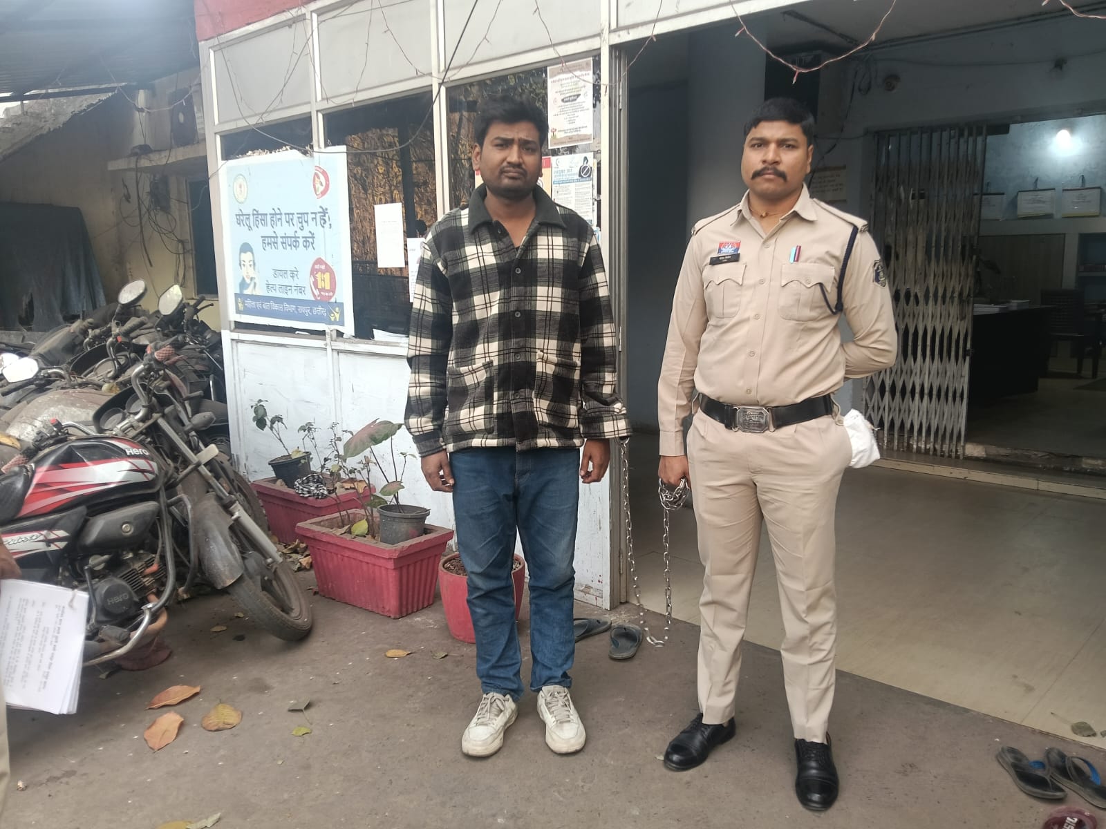 विधवा के रेप का प्रयास कर 4 लाख वसूलने वाला फर्जी डाक्टर दिल्ली से गिरफ्तार 