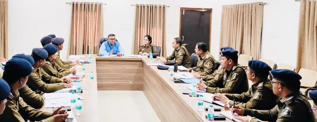 रायपुर ग्रामीण पुलिस जिले के अफसरों की बैठक ली आईजी ने 