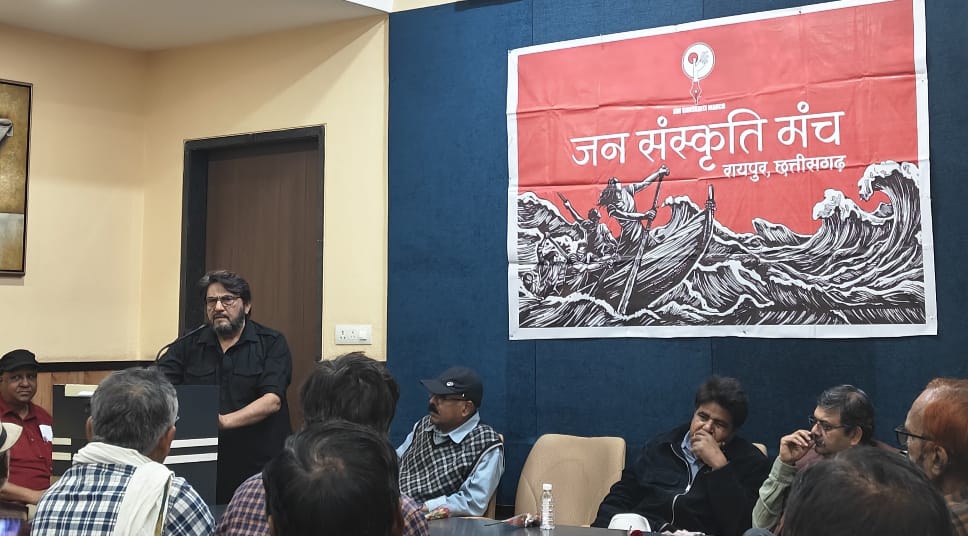 नामचीन लेखकों, कवियों ने किया प्रतिरोध की रचनाओं का पाठ.