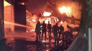 बंगाल में दो गोदामों में लगी भीषण आग पर 24 घंटे बाद भी नहीं पाया जा सका पूरी तरह काबू