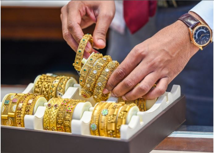 वैश्विक तनाव के बीच सोने-चांदी ने बनाया एक और नया रिकॉर्ड, कीमतें रिकॉर्ड ऊंचाई पर पहुंचीं 