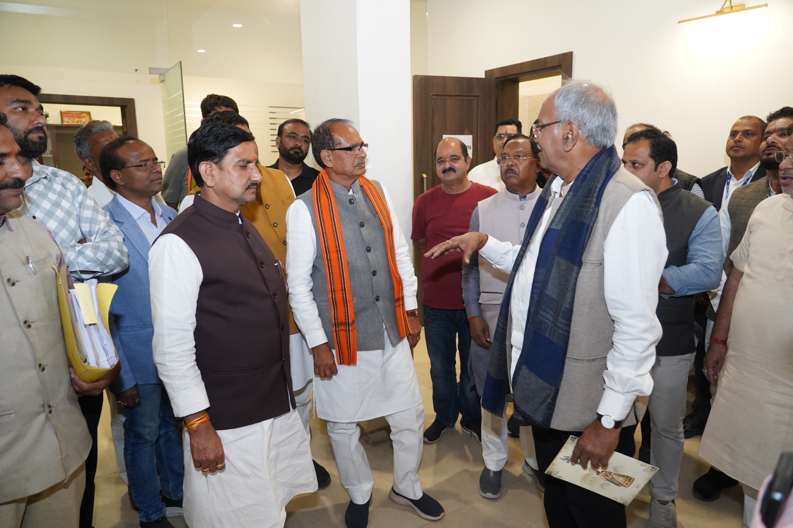 केंद्रीय मंत्री चौहान बृजमोहन के सांसद कार्यालय से प्रभावित हुए