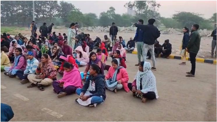 डीएड अभ्यर्थियों सपरिवार मंत्री निवास को घेरा 