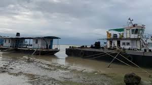 असम की ब्रह्मपुत्र नदी में 36 लोगों को ले जा रही नाव पलटी, बच्चे समेत छह लोग लापता