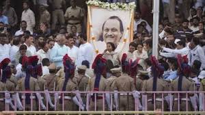 अजित पवार को अंतिम विदाई देने पहुंचे नितिन गडकरी और राज ठाकरे