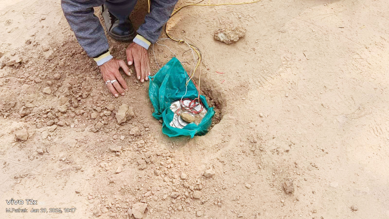 जवानों ने दो बम बरामद कर किया निष्क्रिय