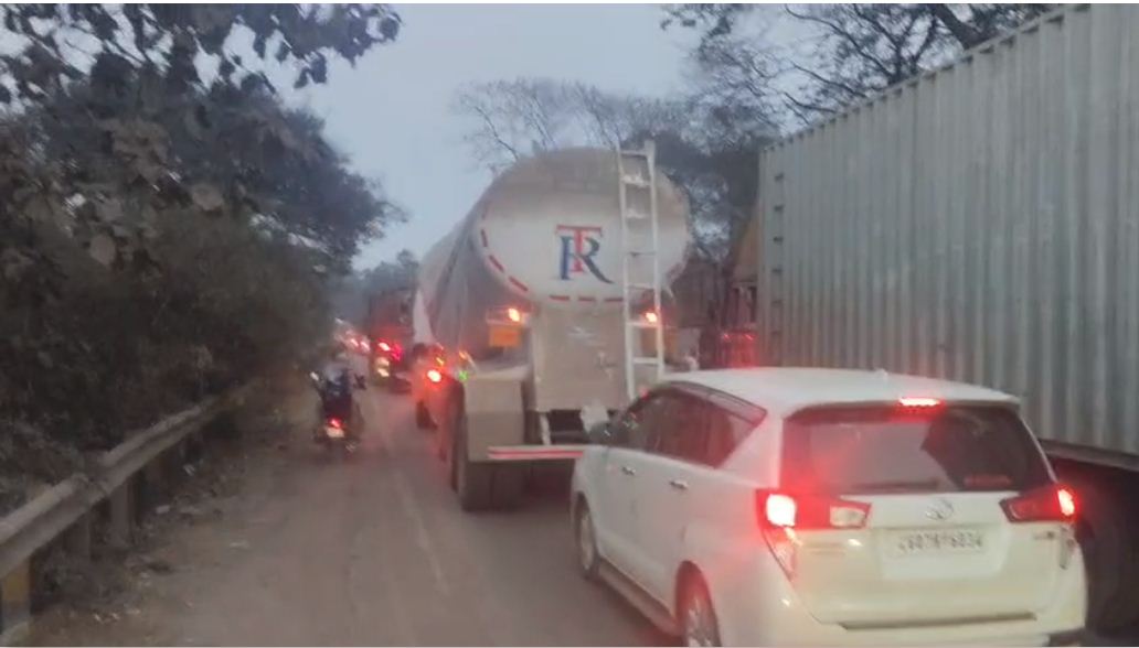 देखें VIDEO : टाटीबंध में जाम, दोनों ओर गाड़ियों की कतार, हफ्तेभर में दूसरी बार राज्यपाल फंसे