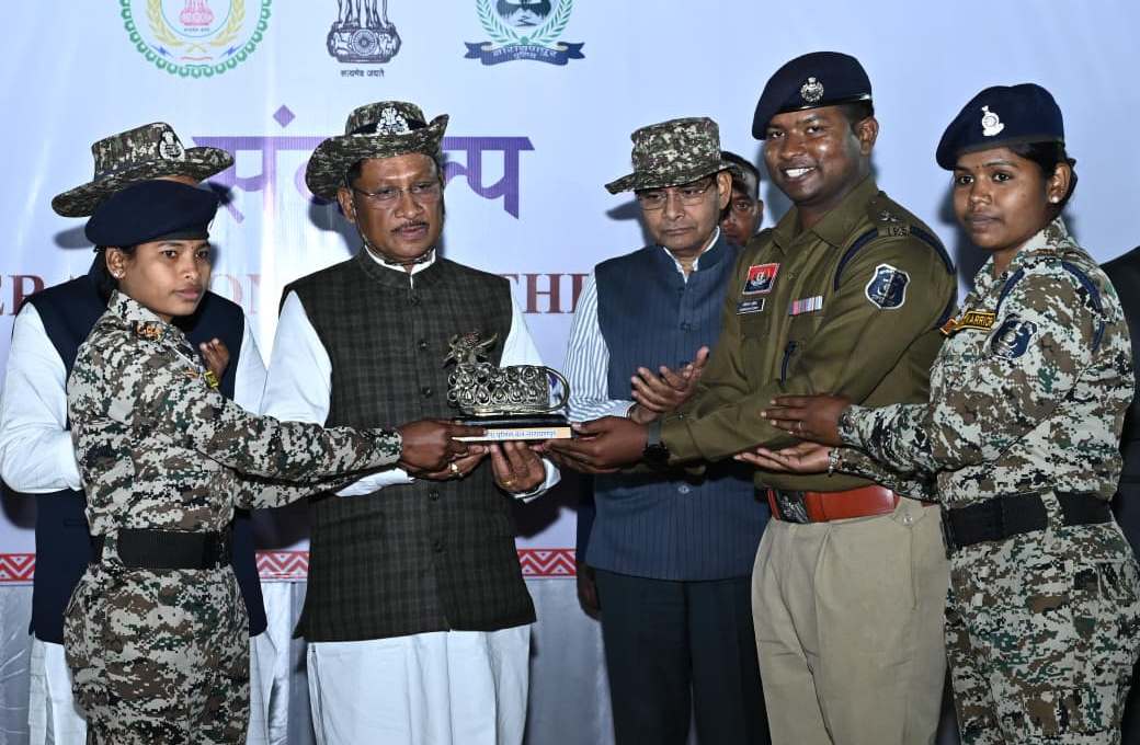 नारायणपुर में जवानों से मिले सीएम