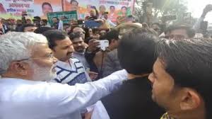 उत्तर प्रदेश के मंत्री स्वतंत्र देव सिंह का बीजेपी विधायक ने रोका रास्ता, दोनों के बीच हुई जमकर बहस