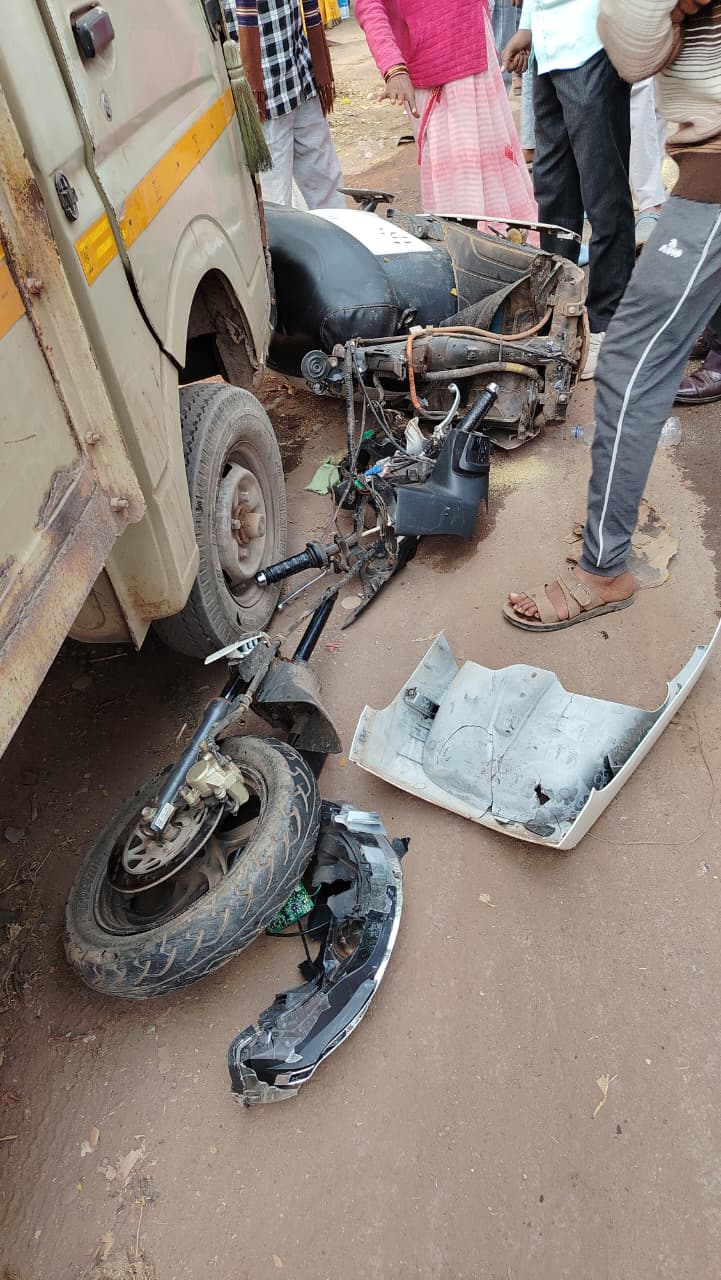 कार-स्कूटी में भिड़ंत, दो  घायल