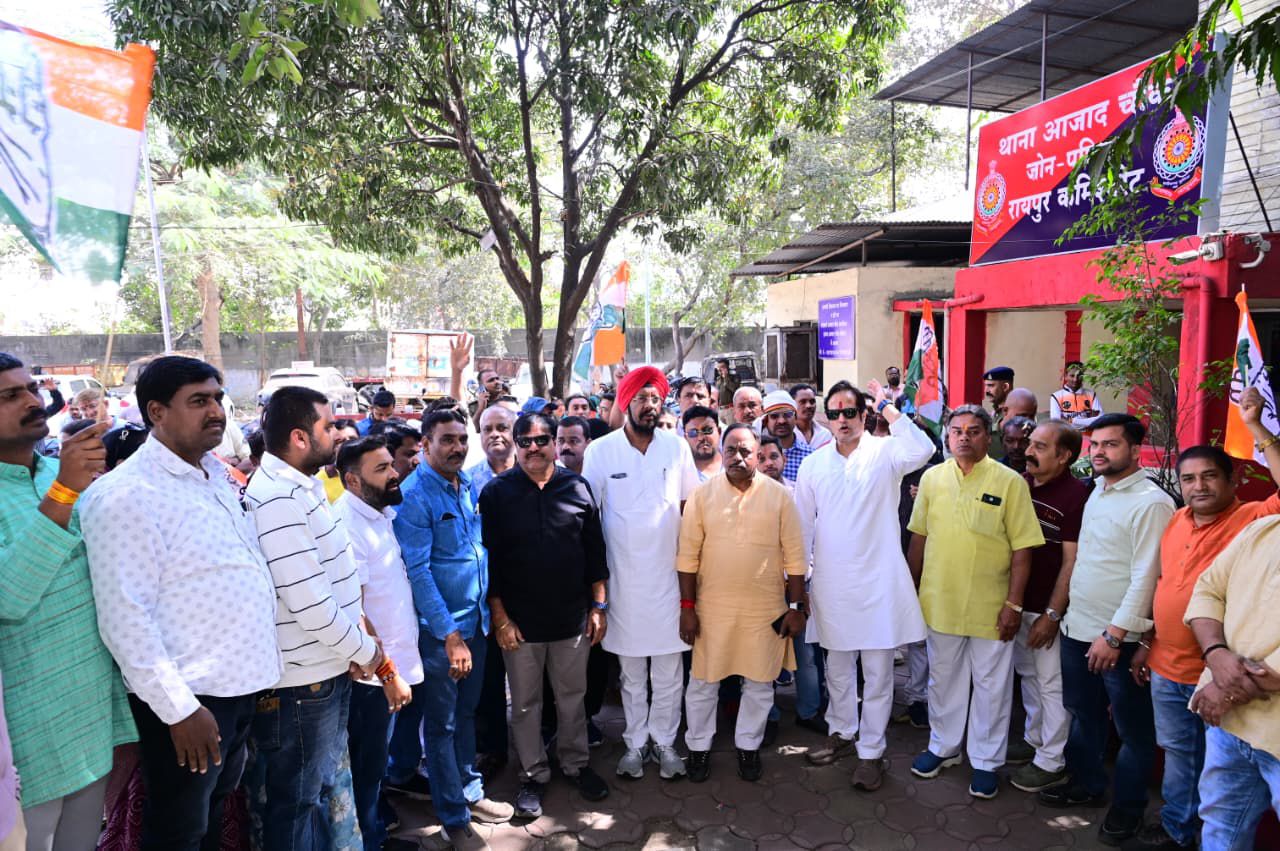थाना परिसर में कांग्रेस का प्रदर्शन
