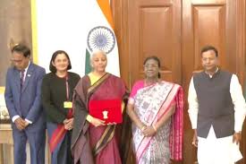 वित्त मंत्री सीतारमण ने बजट पेश करने से पहले की राष्ट्रपति से मुलाकात