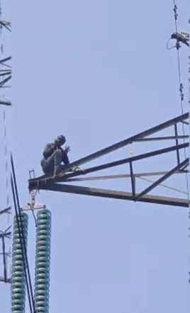 धान टोकन नहीं मिलने पर किसान 120 फीट ऊंचे हाई टेंशन टावर पर चढ़ा