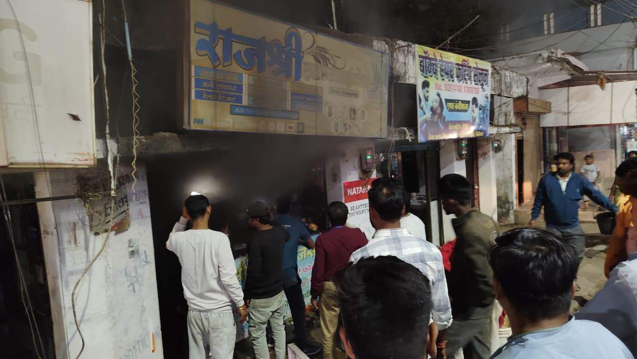  इलेक्ट्रॉनिक दुकान में आग