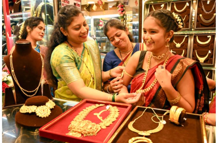 कीमती धातुओं में गिरावट का दौर जारी, चांदी में 23,900 रुपए की गिरावट तो सोना 5,700 रुपए हुआ सस्ता