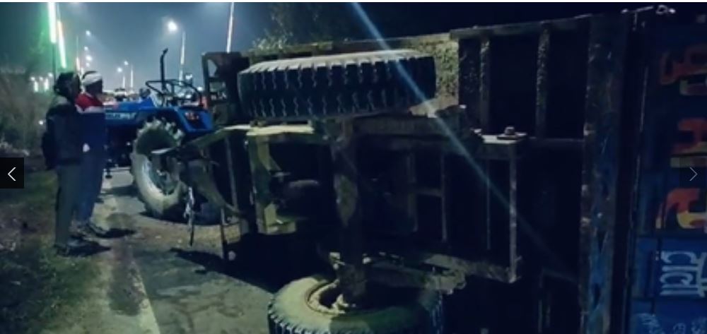 फर्रुखाबाद में गंगा स्नान कर वापस जा रही ट्रैक्टर ट्रॉली पलटी, एक बालक की मौत