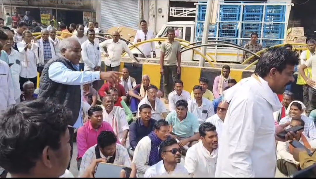 किसानों का तहसील कार्यालय के सामने धरना, धान खरीदी की मांग