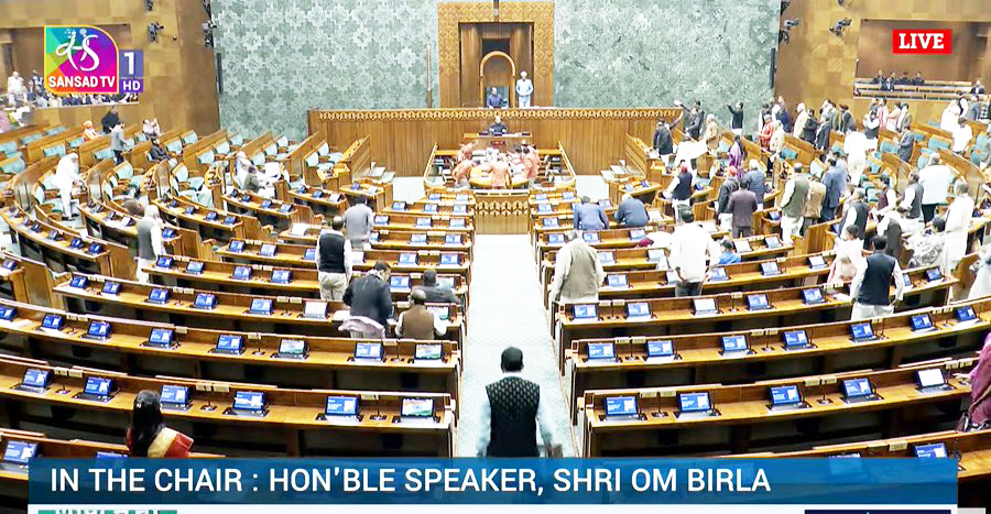 लोकसभा में सत्तापक्ष और विपक्ष के बीच टकराव बढ़ा, कागज उछालने पर आठ सांसद निलंबित