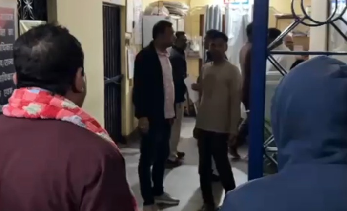 कोटा थाने के भीतर दो गुटों में मारपीट, पुलिस कार्रवाई के बजाय समझाइश देती रही, वीडियो वायरल