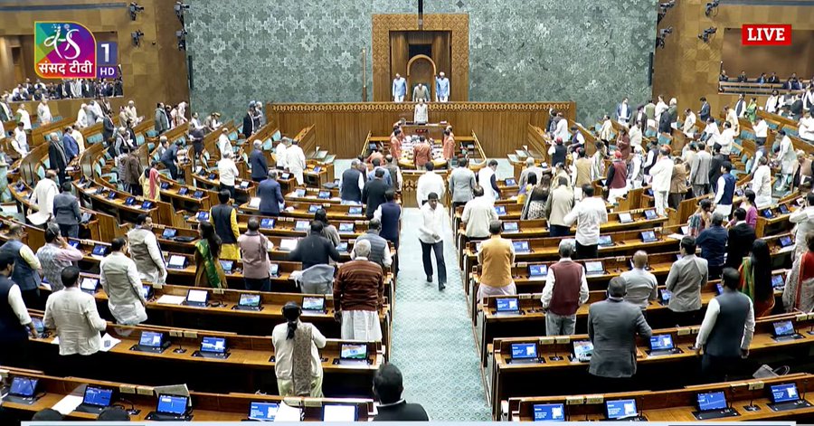 विपक्ष के हंगामे के कारण लोकसभा की बैठक दिनभर के लिए स्थगित