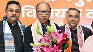 भाजपा नेता वाई खेमचंद सिंह ने मणिपुर के मुख्यमंत्री के तौर पर शपथ ली