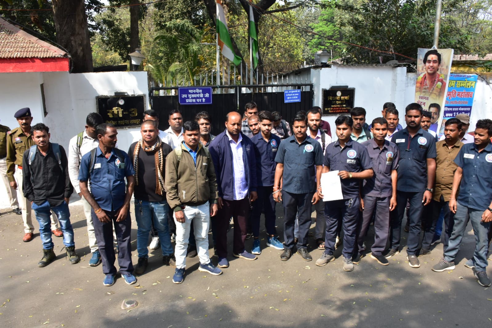 डायल 112 के ड्राइवरों ने गृहमंत्री का बंगला घेरा