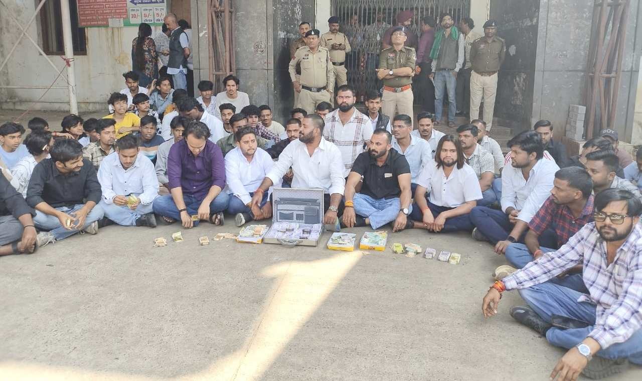 असिस्टेंट ड्रग कंट्रोलर के खिलाफ एनएसयूआई का प्रदर्शन, रिश्वत देने 5 लाख लेकर  पहुंचे थे