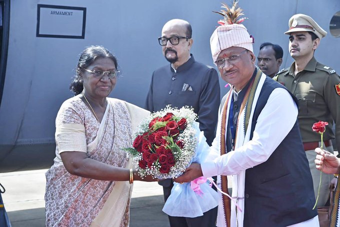 राष्ट्रपति मुर्मु का साय, डेका और मंत्रियों ने किया स्वागत 