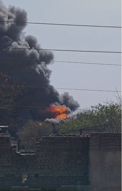 उरकुरा के डामर फैक्ट्री में भीषण आग 5 घंटे बाद भी नहीं बुझी