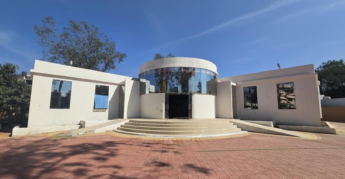 कार्पोरेट आफिस नहीं आंगनबाड़ी केंद्र है.....