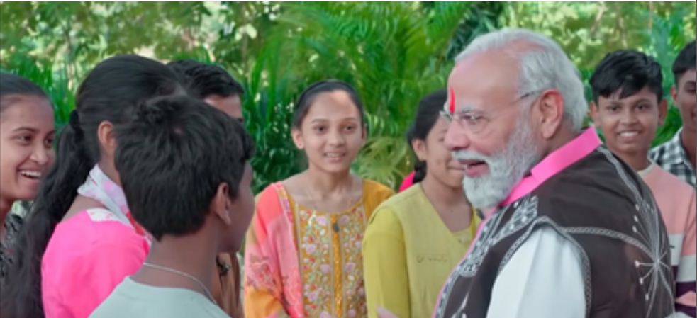 स्वयं को प्रौद्योगिकी का गुलाम न बनाएं, उसका उपयोग क्षमता बढ़ाने में करें: मोदी ने छात्रों से कहा