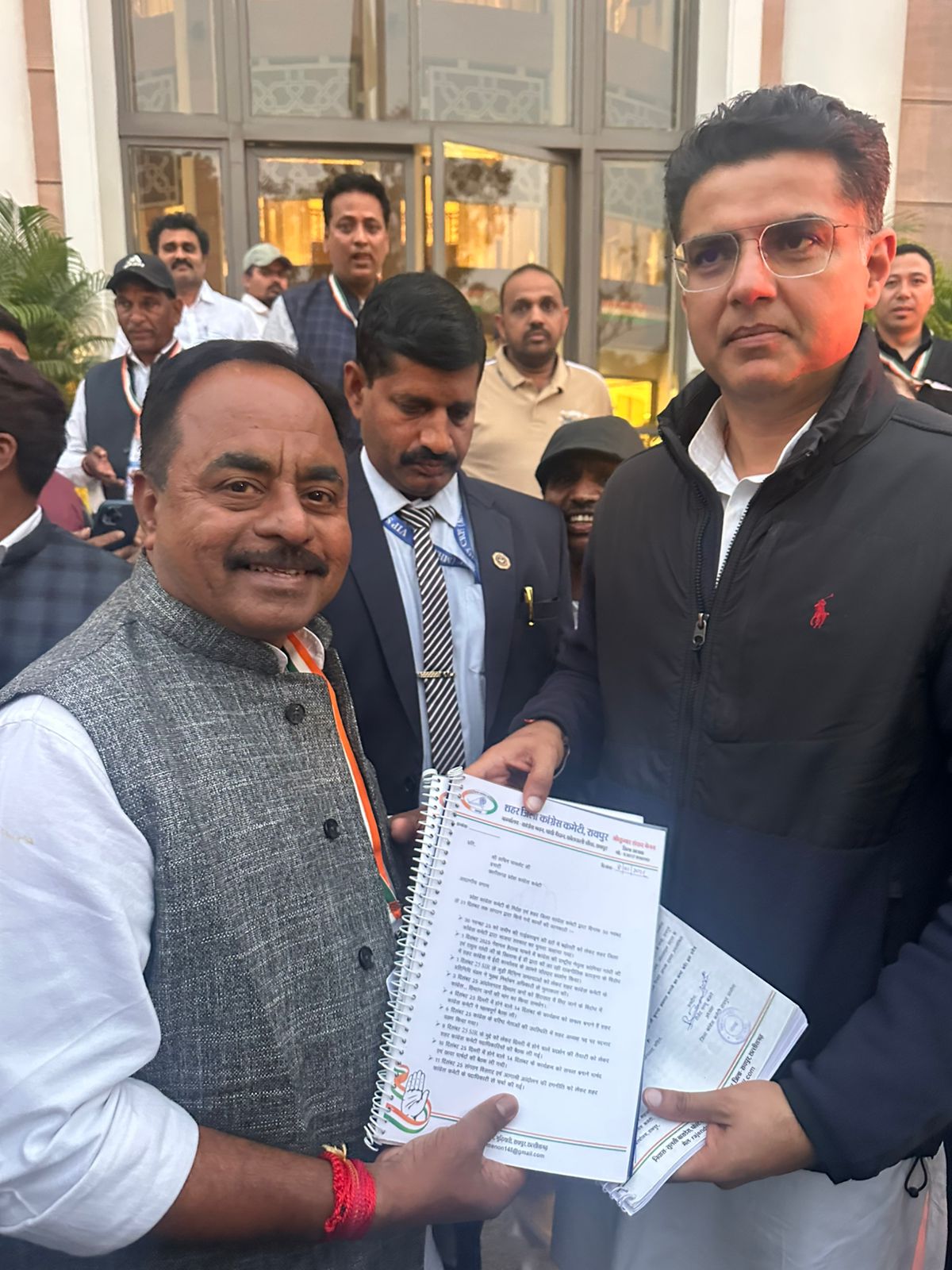 मेनन-बंजारे ने की पायलट से चर्चा