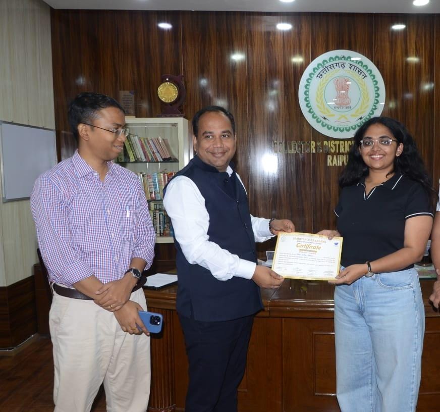 स्मृति पुस्तकालय योजना: छात्रा का  जिला प्रशासन को कंप्यूटर दान