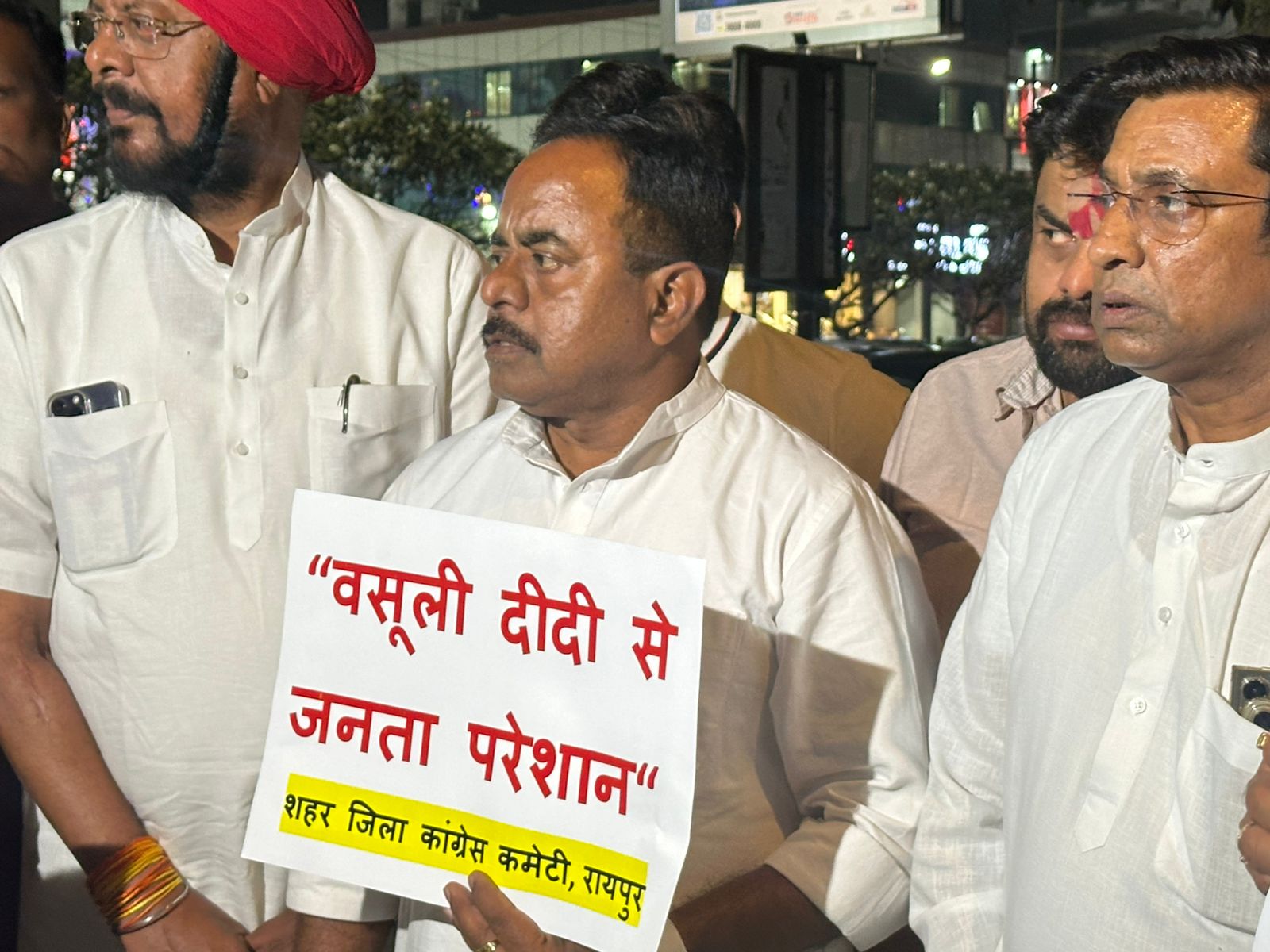 तेलीबांधा पार्किंग : कांग्रेस का प्रदर्शन