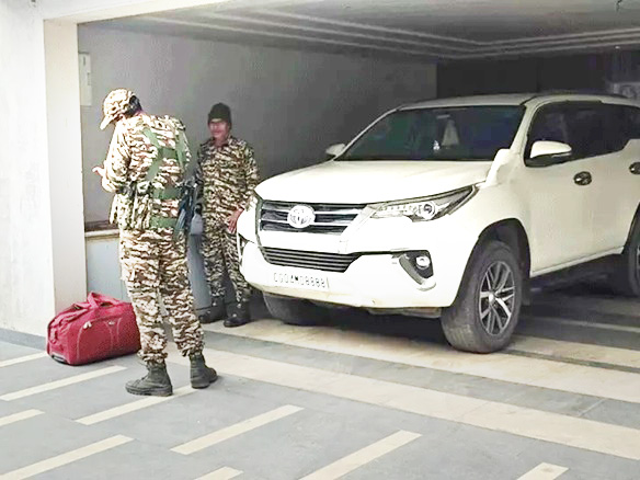  एसआईआर सर्वे टीम का स्टीकर लगाकर पहुंचे इनकम टैक्स अफसर, मारी फील ग्रुप के ठिकानों पर रेड