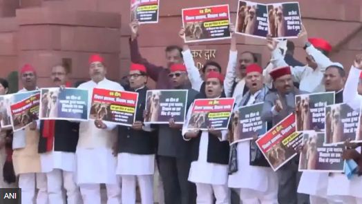 अखिलेश यादव ने ट्रेड डील पर कहा, 'ये डील वो डाल है जिस पर बैठे लोग इसे ख़ुद ही काट रहे हैं..'