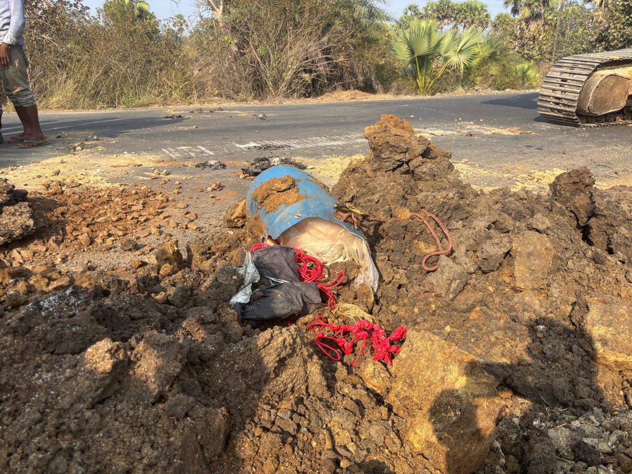 35 किलो के 2 बम को किया निष्क्रिय, नक्सल स्मारक ध्वस्त