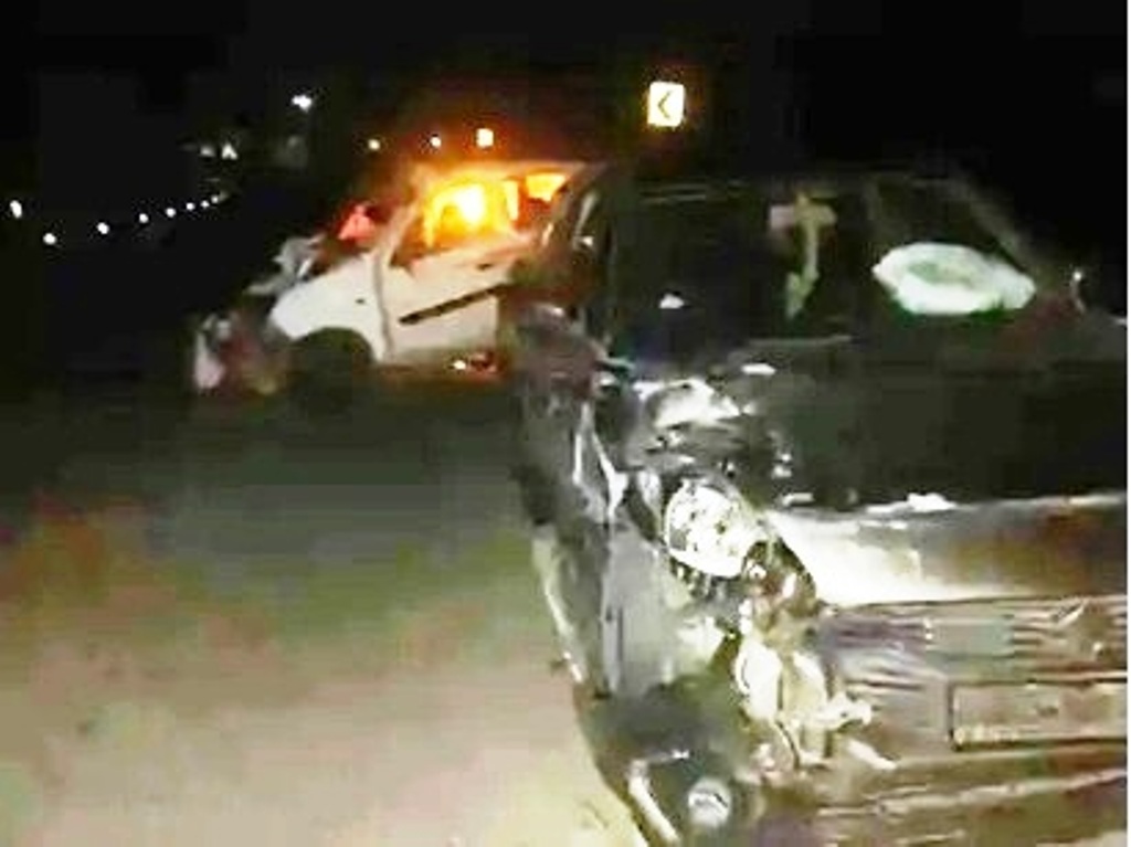 केंदई मोड़ पर दो कारों में भीषण टक्कर, दो की मौत, पांच घायल