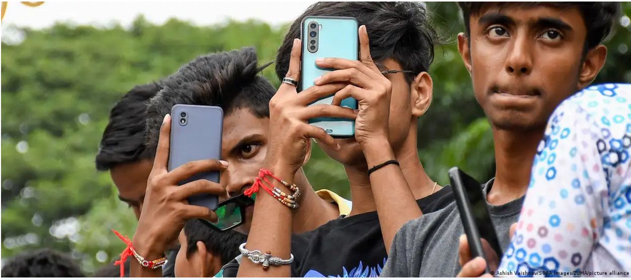 सोशल मीडिया बैन करने के आइडिया से भारतीय टीनएजर्स नाखुश