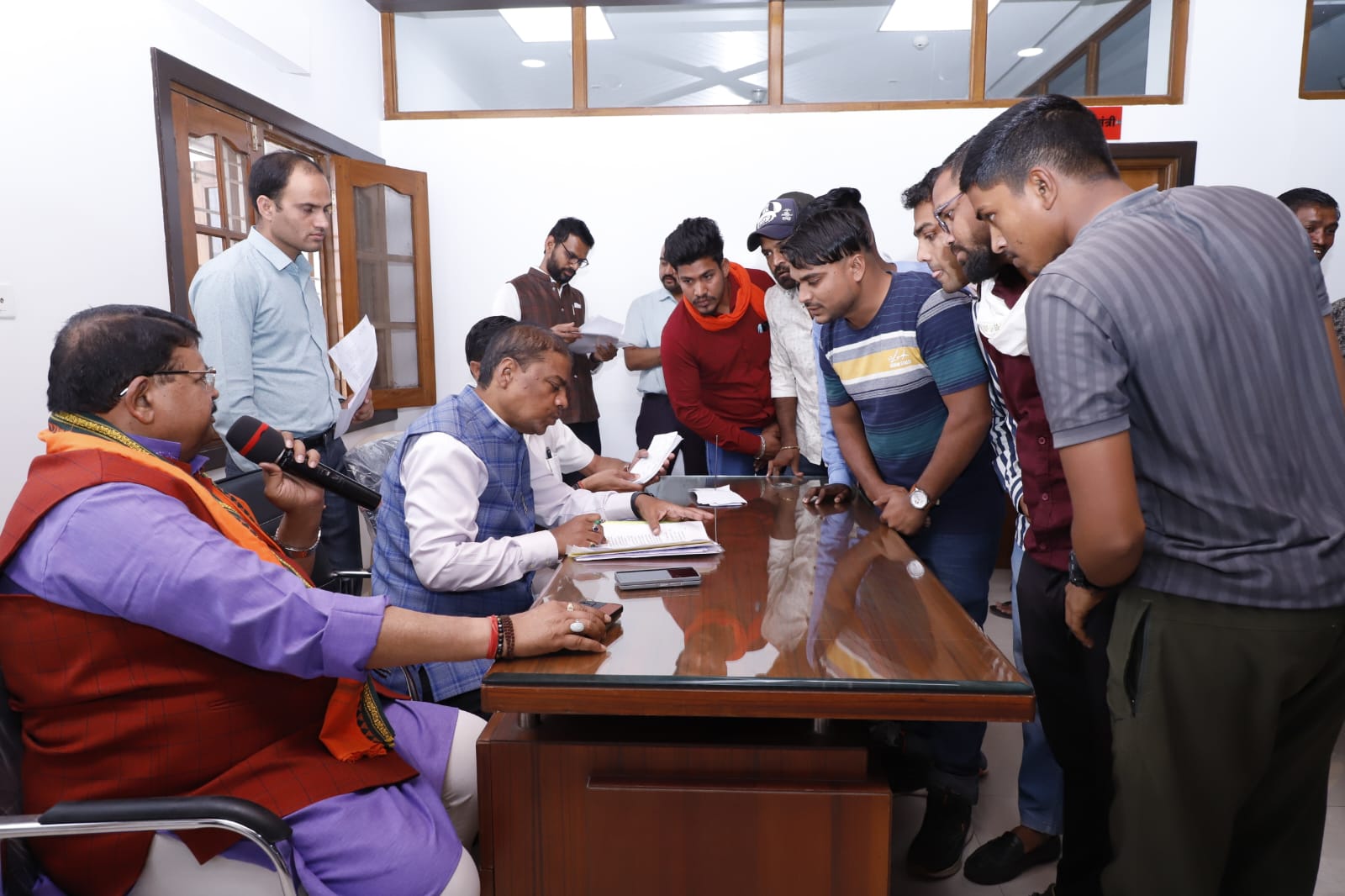 वन मंत्री ने कार्यकर्ताओं की सुनी समस्याएं 