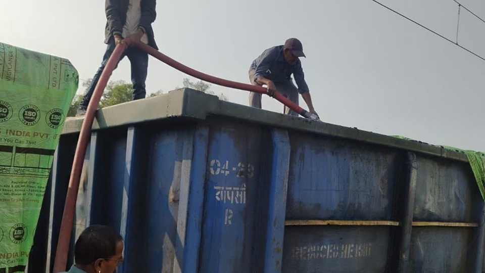 कोयले से भरी मालगाड़ी में लगी आग, फायर ब्रिगेड की तत्परता से टली अनहोनी