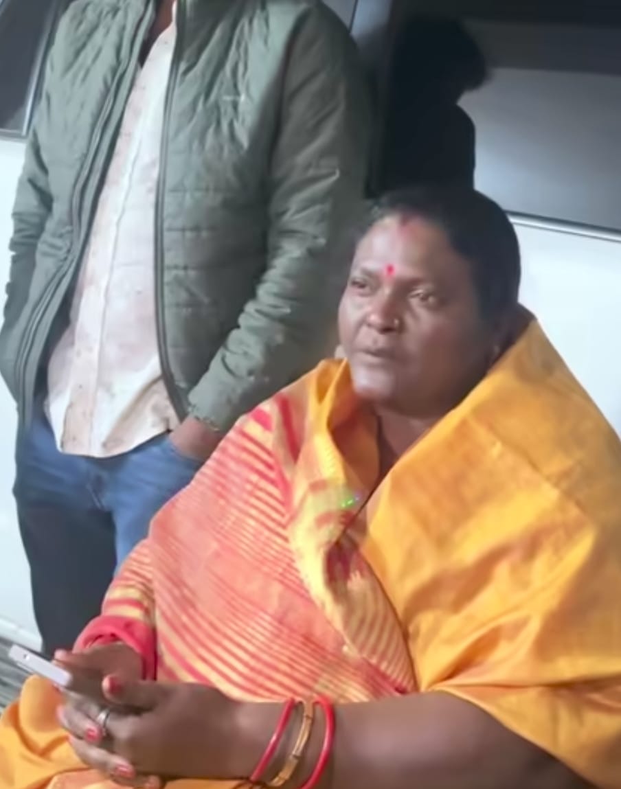 जंगलबेड़ा सोलर प्लांट के विरोध में ग्रामीणों संग धरने पर बैठीं सरायपाली विधायक