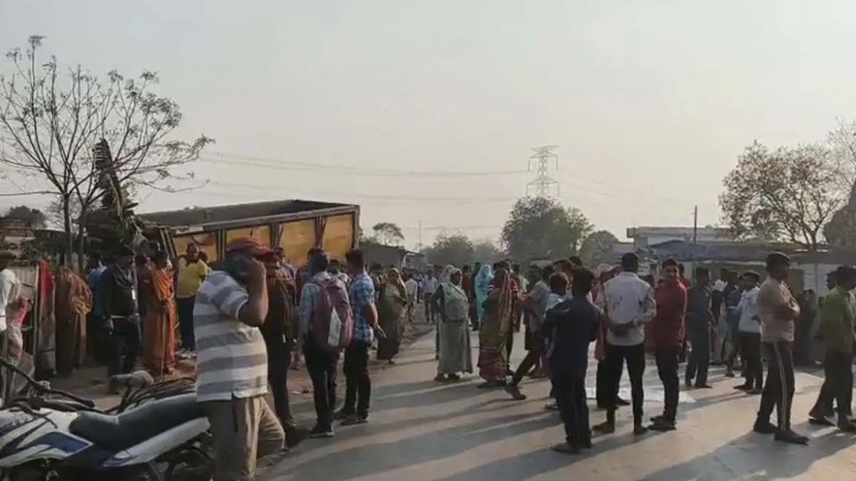 घर में घुसा ट्रेलर, आंगन में बर्तन धो रही गर्भवती महिला की मौत