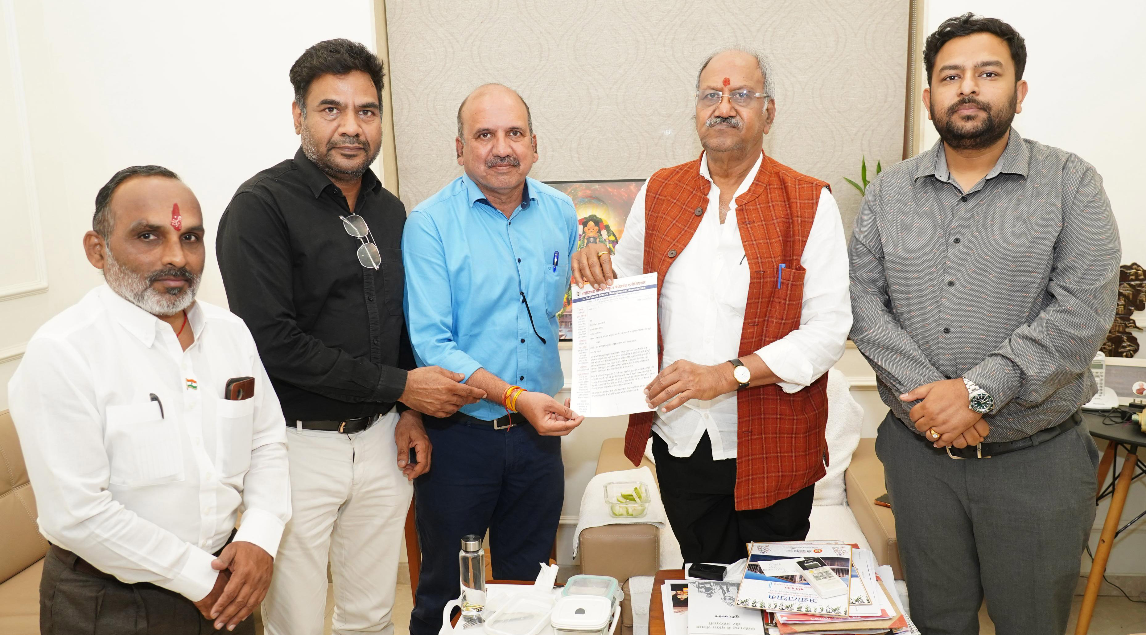 बृजमोहन से निजी स्कूल संचालक