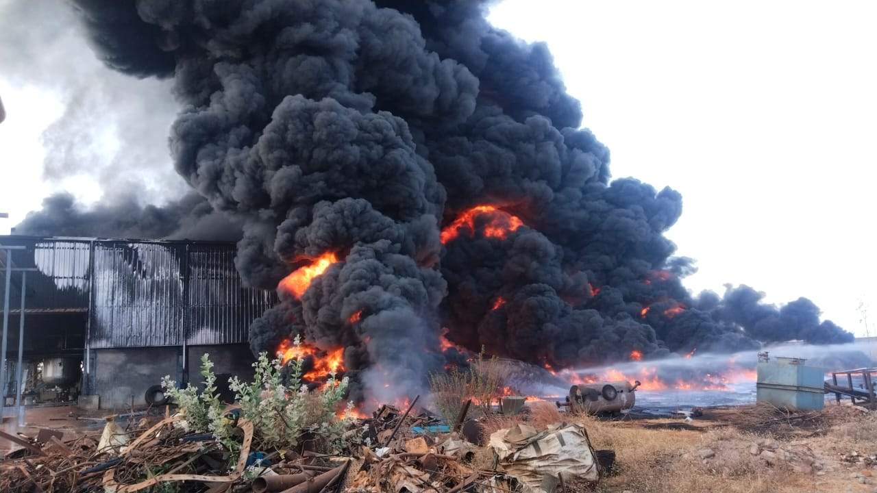 देखें VIDEO : केमिकल फैक्ट्री में भीषण आग, लाखों की संपत्ति खाक