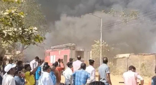  पेंट फैक्ट्री धू-धू कर जली, चार दमकल भी नहीं रोक पाईं लपटें