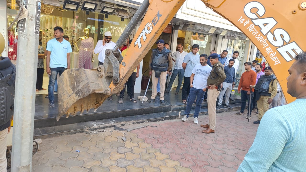 प्रमुख मार्गों पर चला बुलडोजर 